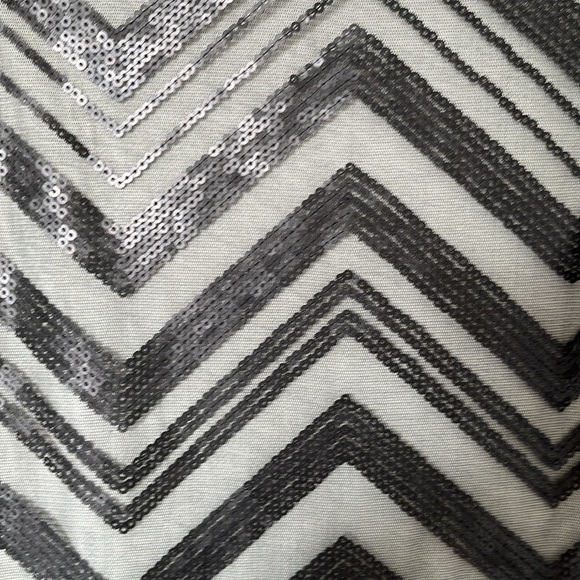 Banana Republic Black sleeveless chevron pattern sequinned top,  size 8P, US - Picture 3 of 6
